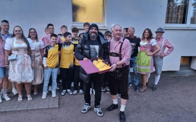 Vom Dirndl und der Lederhose direkt ins Fußballtrikot